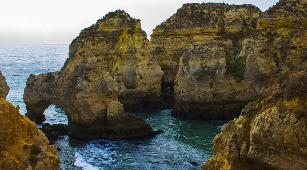 Eine Wunderschöne Landschaft Mit Felsformationen Meeresnähe Perfekt Für Einen Kühlen — Stockfoto