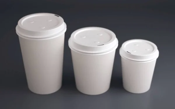 Tiro de ângulo alto de três copos brancos de diferentes tamanhos de delicioso café quente — Fotografia de Stock