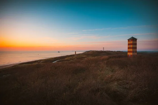 Une Tour Guet Sur Colline Près Mer Capturée Coucher Soleil — Photo