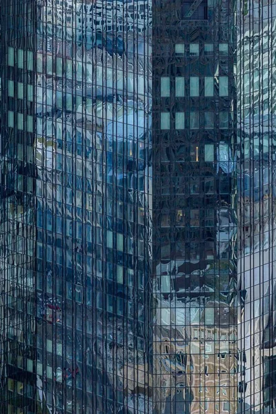 Plano Vertical Edificio Gran Altura Una Fachada Vidrio Frankfurt Alemania — Foto de Stock