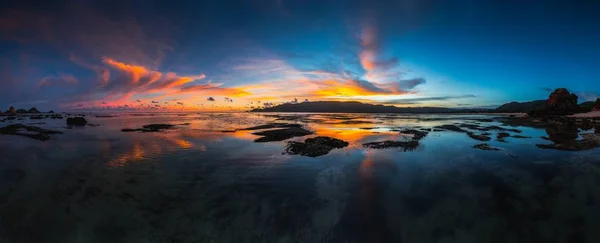 Foto panoramica del riflesso del cielo nuvoloso nel lago catturato a Lombok, Indonesia — Foto Stock