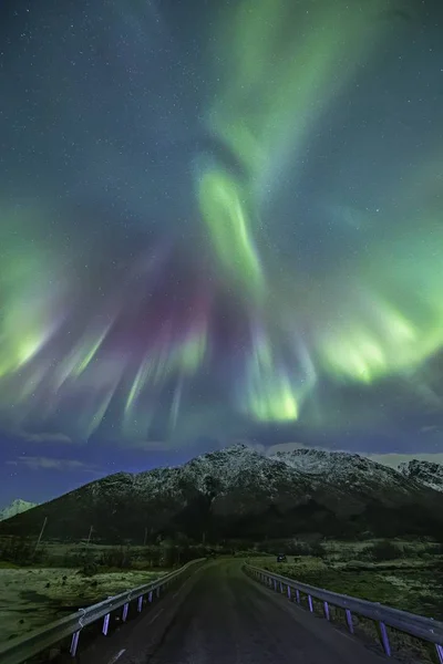 하늘의 아름다운 북극광 아래길을 수직으로 찍은 사진 — 스톡 사진