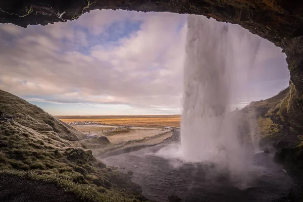 Breathtaking View Waterfall Cave Captured Iceland — Stock Photo, Image