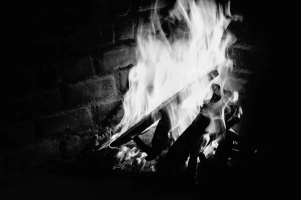 Ένα Όμορφο Γκρι Πλάνο Φωτιάς Που Καίει Ένα Τζάκι Σκορπίζοντας — Φωτογραφία Αρχείου