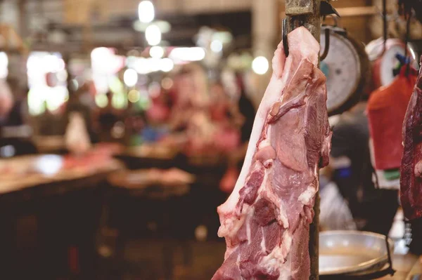 Een Close Shot Van Rauw Vlees Hanger Met Een Wazige — Stockfoto