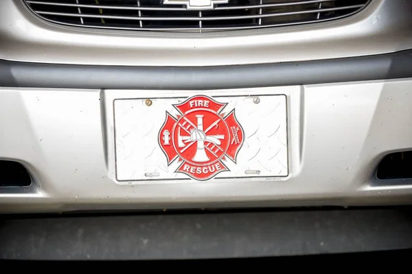 Egy Közeli Felvétel Egy Autóhoz Erősített Tűzoltó Rendszámról — Stock Fotó