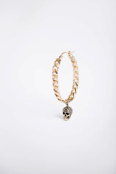Closeup Shot Chain Bracelet Skull Charm White Background — Stock Photo, Image