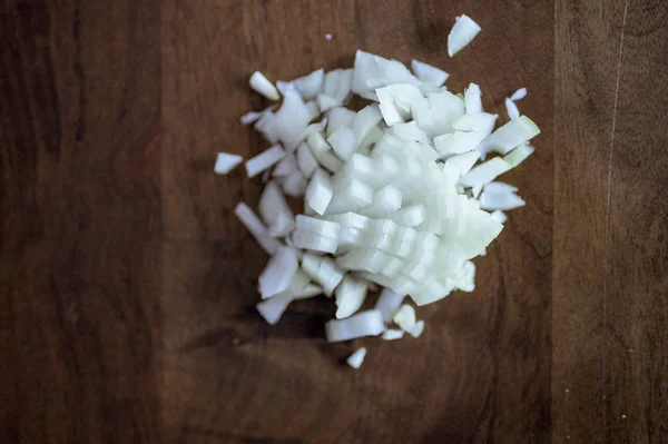 Weiße Zwiebel Auf Einem Holzschneidebrett Auf Einem Holzhintergrund — Stockfoto