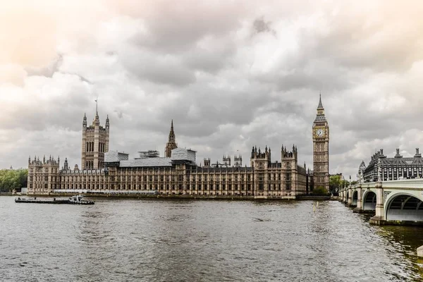 Uma Foto Tirar Fôlego Casa Parlamento Londres Sob Céu Nublado — Fotografia de Stock