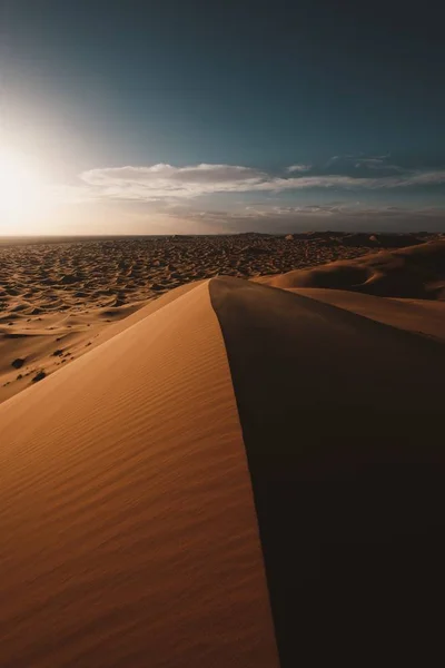 Вертикальный Снимок Прекрасной Пустыни Голубым Небом Снятый Марокко — стоковое фото