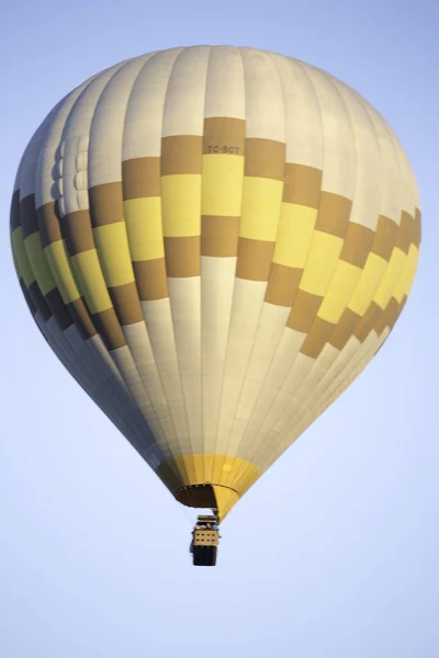 Niski kąt pionowy ujęcia balonów powietrznych w powietrzu pod przezroczystym błękitnym niebem — Zdjęcie stockowe