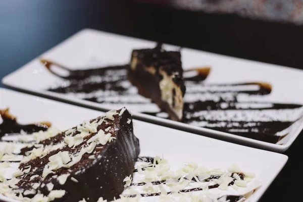 Närbild selektiv fokus skott av en läcker chokladkaka på en vit platta — Stockfoto
