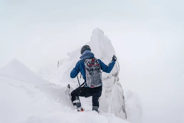 Eine Schöne Aufnahme Einer Person Beim Bergsteigen Montblanc Massiv Frankreich — Stockfoto