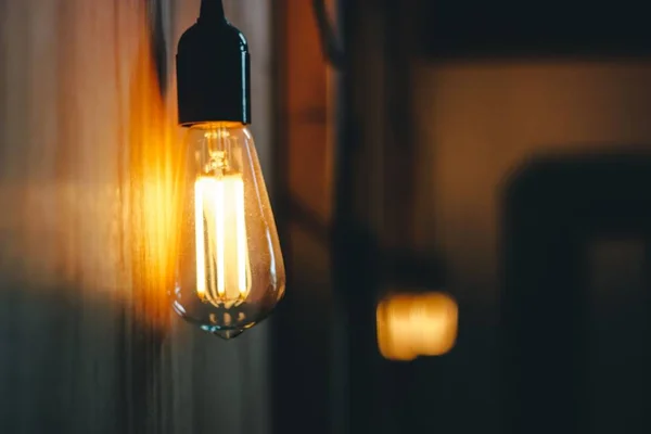 Tiro Seletivo Foco Uma Lâmpada Que Espalha Luz Redor Meio — Fotografia de Stock