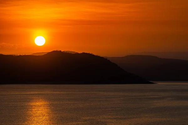 Uma Bela Paisagem Pôr Sol Refletida Mar Ótimo Para Fundo — Fotografia de Stock