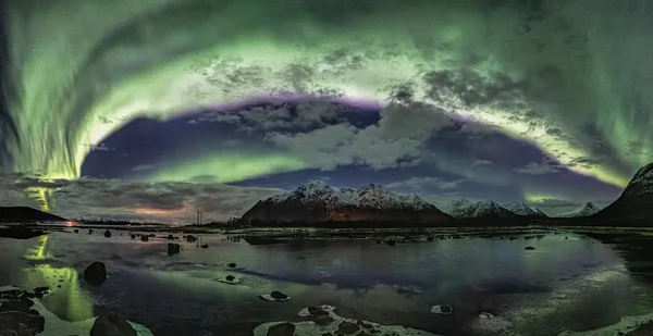 Kuzey Işıklarının Güzel Yansıması Karla Kaplı Dağlarla Çevrili Bir Gölde — Stok fotoğraf