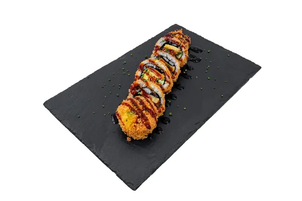 Tiro de alto ángulo de deliciosos rollos de sushi en una superficie negra — Foto de Stock