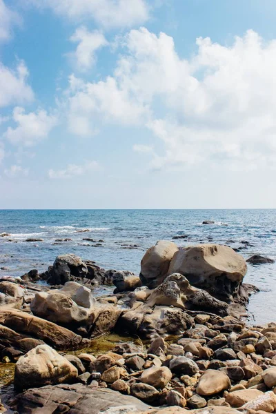 Vertikal Bild Stenar Vid Stranden Den Molniga Himlen — Stockfoto