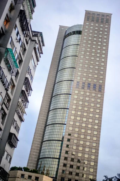 Tiro vertical de baixo ângulo de um arranha-céu alto na cidade de Taipei, Taiwan — Fotografia de Stock