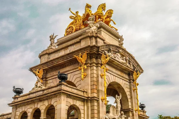 Baixo ângulo do famoso arco triunfal histórico decorado com estátuas na Catalunha, Espanha — Fotografia de Stock