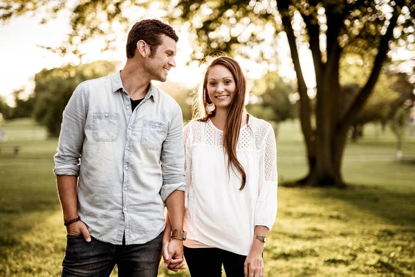 Een Close Van Een Paar Handen Vasthouden Terwijl Glimlachen Met — Stockfoto