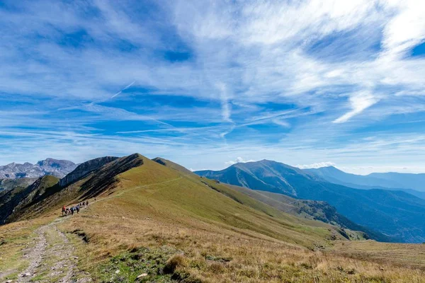 Eine Schöne Aufnahme Von Menschen Die Mit Eseln Den Bergen — Stockfoto