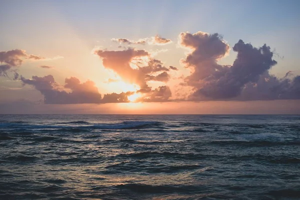Красивый Пейзаж Восхода Солнца Отражается Волнистом Море — стоковое фото