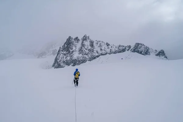 Beau Cliché Une Personne Faisant Escalade Alpine Dans Massif Mont — Photo