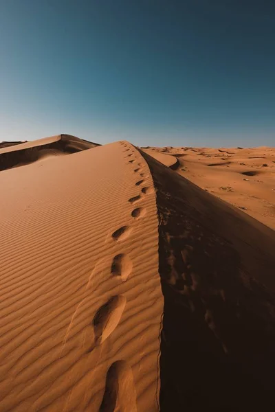 Вертикальный Снимок Захватывающей Дух Пустыни Голубым Небом Снятый Марокко — стоковое фото