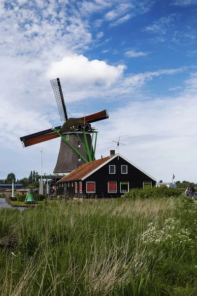 Niski Kąt Ujęcia Wiatraków Dzielnicy Zaanse Schans Pobliżu Jeziora Holandii — Zdjęcie stockowe