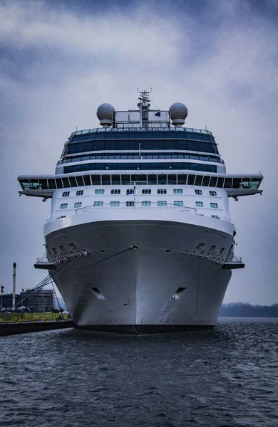 Eine Vertikale Nahaufnahme Eines Schiffes Auf Dem Schönen Meer Unter — Stockfoto