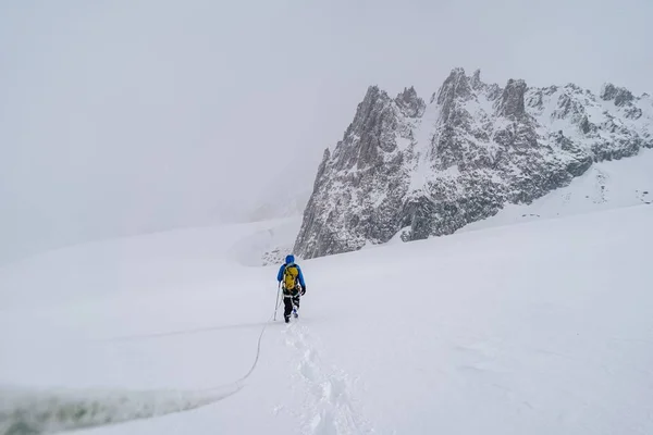 Eine Schöne Aufnahme Einer Person Beim Bergsteigen Montblanc Massiv Frankreich — Stockfoto