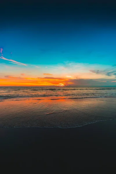 Κάθετη λήψη του ωκεανού στην παραλία κάτω από τον καταγάλανο ουρανό που αιχμαλωτίζεται στο Μπαλί — Φωτογραφία Αρχείου
