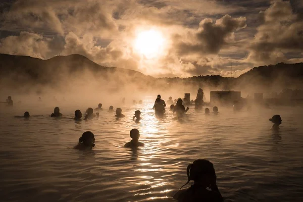 Beautiful view of people swimming in the Blue Lagoon in Iceland — Stock Photo, Image