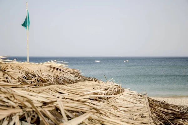 Primo Piano Tetto Ombrellone Paglia Sulla Spiaggia Vicino All Oceano — Foto Stock