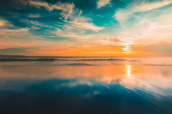 在巴厘岛拍摄的海滩上太阳和天空的倒映照 令人叹为观止 — 图库照片
