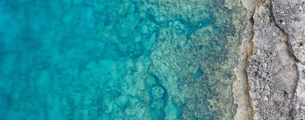 海の中に多くの岩の形成物の高い角度のパノラマのショット クールな背景のために素晴らしい — ストック写真