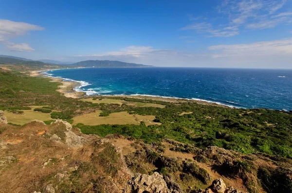 Foto ad alto angolo di un bellissimo paesaggio con formazione rocciosa vicino al mare a Kenting, Taiwan — Foto Stock