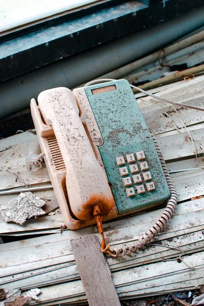Eine Vertikale Hochwinkelaufnahme Eines Alten Rostigen Telefons Einem Verlassenen Gebäude — Stockfoto