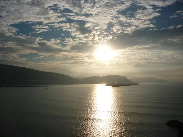 Ein Atemberaubender Sonnenuntergang Der Sich Ozean Widerspiegelt Und Die Perfekte — Stockfoto