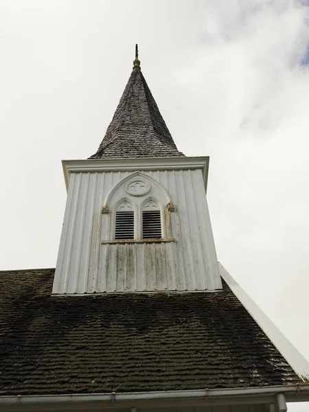村教堂用木头制成的尖塔 — 图库照片