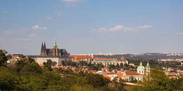 Prag 'ın güzel tarihi şehrinin yaz gününde yüksek açılı çekimi — Stok fotoğraf