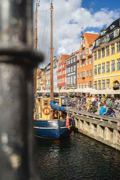 Vertikal Bild Färgglada Byggnader Och Båt Nyhavn Hamn Fångas Köpenhamn — Stockfoto