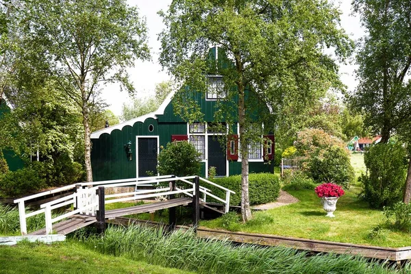 Eine Grüne Hütte Einem Baumwald Der Nähe Einer Holzbrücke Tagsüber — Stockfoto