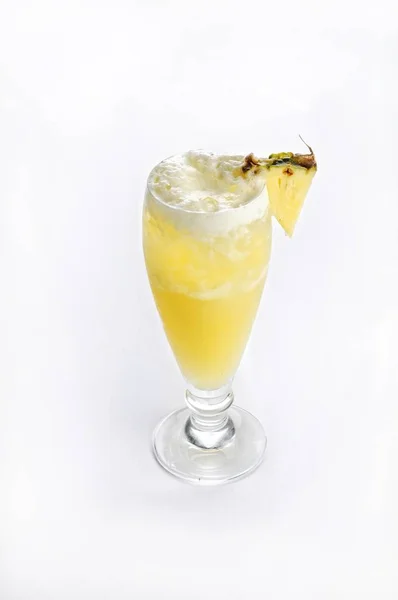 Ein Vertikaler Isolierter Schuss Eines Eisgekühlten Cocktails Mit Ananas Perfekt — Stockfoto
