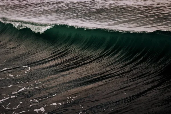 Красивий Знімок Аварії Морських Хвиль Відображенням Заходу Сонця Неба — стокове фото