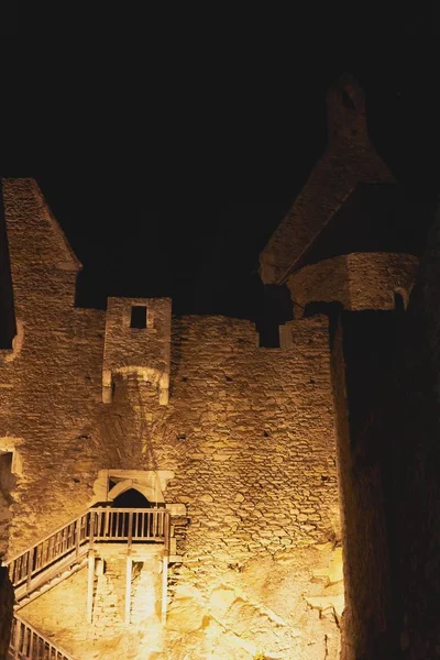 Vertical baixo ângulo tiro do famoso castelo Aggstein na Áustria à noite — Fotografia de Stock