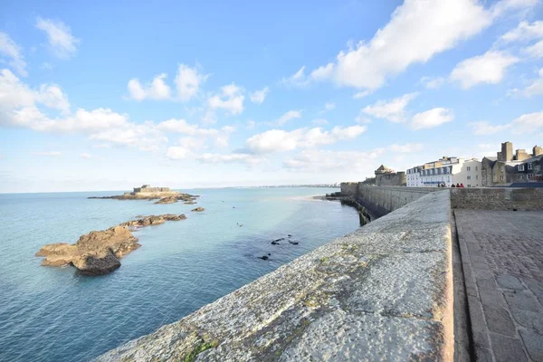 Una Hermosa Foto Del Mar Cerca Ciudad Saint Malo Francia —  Fotos de Stock