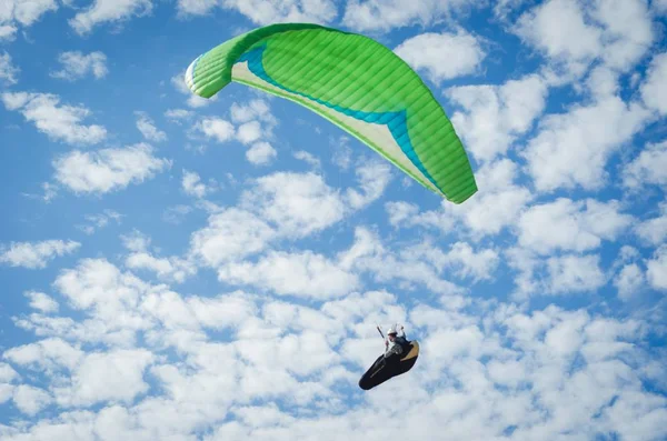 Lage hoek opname van een persoon paragliding in de lucht - vrijheid concept — Stockfoto