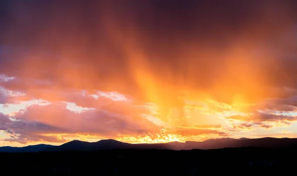 Красивый пейзаж ошеломляющих золотых облаков во время заката - отлично подходит для заднего плана — стоковое фото